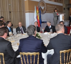Vista general de la mesa presidencial donde se encontraba Su Alteza Real el Príncipe de Asturias, mientras la maestra de ceremonia da la bienvenida y 